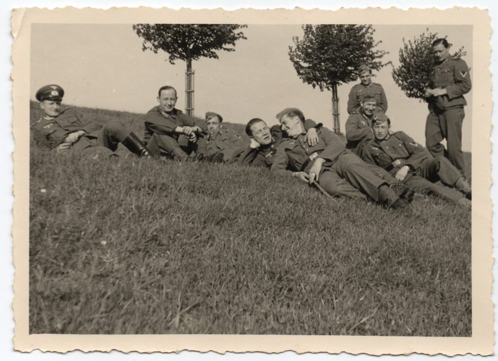 Zdjęcie żołnierzy Wehrmachtu na polanie