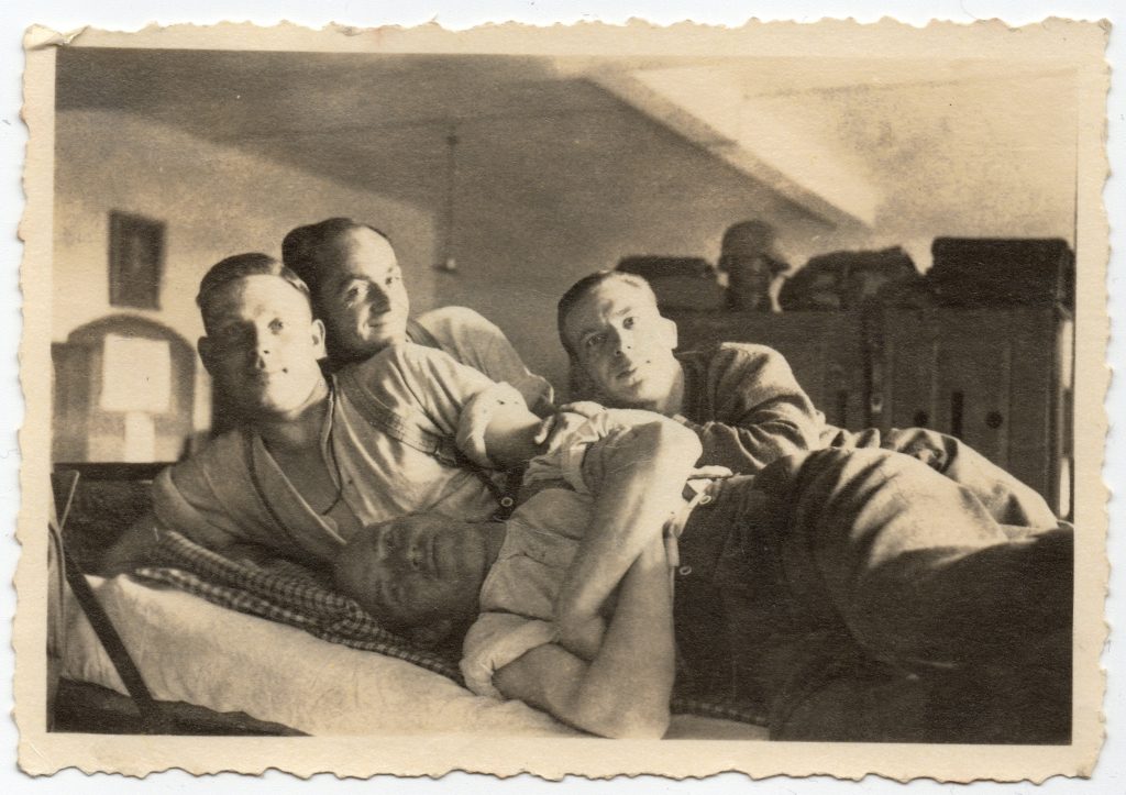 Zdjęcie żołnierzy Wehrmachtu na łóżku