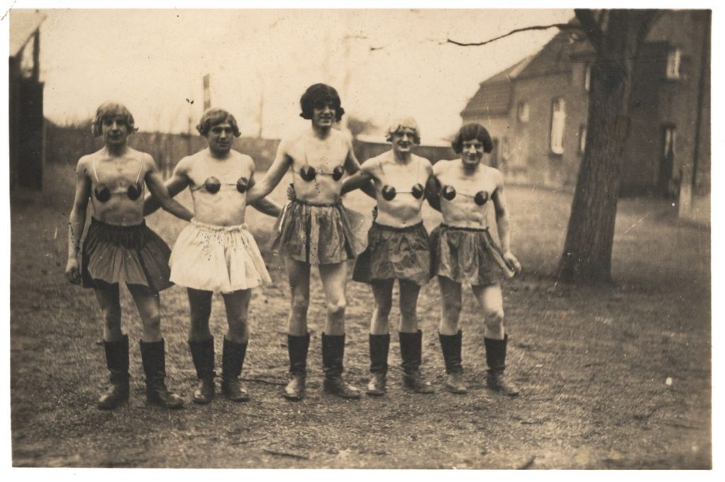 Żołnierze Wehrmachtu przebrani za kobiety
