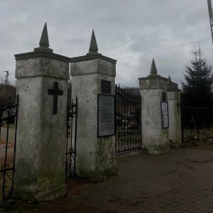 Brama cmentarza w Starej Kamienicy